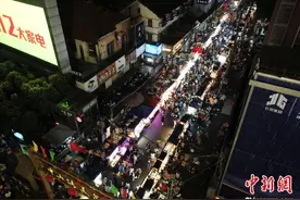 广西餐饮业复苏现排队用餐 少点菜和餐后打包成“食”尚图片