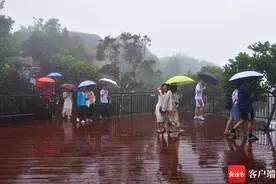雨天清凉好旅游 三亚各大景区游人如织图片