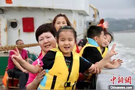 长假浙江海岛迎客流高峰 游客出海捕捞皮皮虾图片