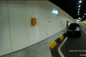 情侣开车进隧道，男友突然光脚逃跑！网友纷纷劝姑娘分手...图片