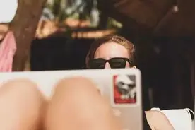 还在追求“伪精致”的你，到底该如何存钱？图片