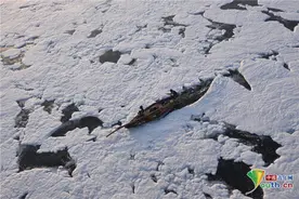 印度亚穆纳河因污染出现白色有毒泡沫 当地渔民在“云海”中前行图片
