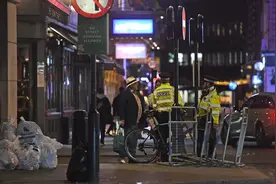 英国大学沦为疫情重灾区！留学生亲述：凌晨两点无法入睡，我家楼下和厨房在开party图片