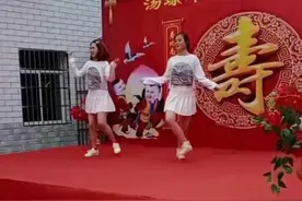 90岁老人过寿与年轻演员“斗舞”走红 老人：我要活到100岁图片