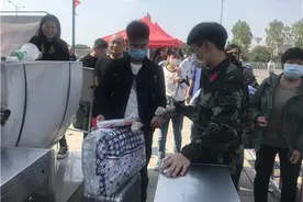 硬核迎新，湖南高校老师、学姐开叉车帮新生运送行李，你羡慕吗？图片