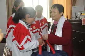 跨越2000多公里 这位嘉兴党员为67名学生健康“加油”图片