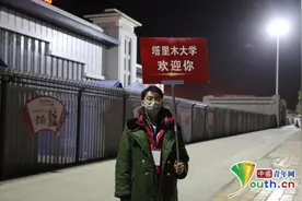 冷中带暖！高校志愿者裹着军大衣迎接新生图片