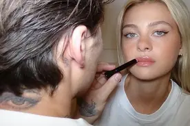 贝克汉姆大儿子为爱痴狂：干啥啥不行 示爱第一名图片