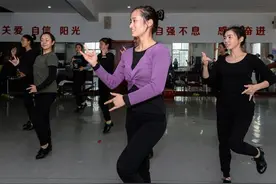 成都：“无声”女孩圆舞蹈梦 靠感知音频振动找节奏图片