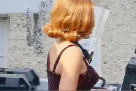 《旺达·幻视》曝片场照 奥尔森小腹微隆身材惹火图片