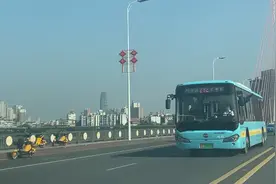 南昌八一桥为啥停这么多共享电动车？运营企业：超范围会断电图片