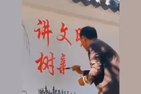52岁大叔用刷子墙体写字堪比印刷，邀约不断，月入过万图片