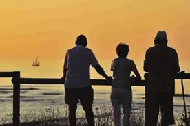 老人跟团游猝死家属诉赔42万：旅行社被判担责三成图片