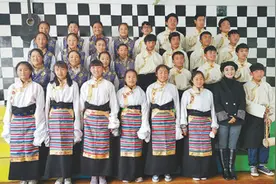西藏昌都盐井中学合唱团：歌声清亮，打开梦想的窗图片