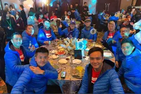 会凌晨4点起来看球，谭咏麟为何独爱25号球衣？图片