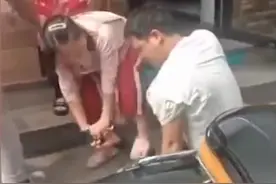 浙江一外卖员疑因上报商家出餐慢，遭摁地殴打图片