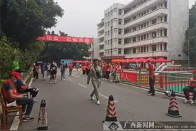 广西水利电力学院新生正式报到 首日3900名新生到校图片