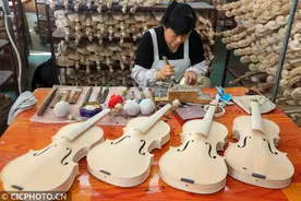 江苏黄桥：“小提琴之乡”赶制订单忙图片