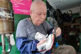 83岁老人在小区修鞋23年，搬离后仍坚持每天搭1小时公交来营业图片
