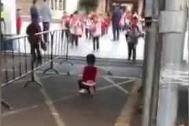 弟弟校门口单膝跪地接姐姐放学，被“无视”后大哭，网友：可爱图片