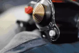 战机撞鸟，飞行员规避居民区后跳伞，37秒画面首次曝光图片