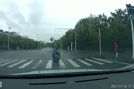孩子跌落电动车，急追大人后被一脚踹翻？网友怒了图片