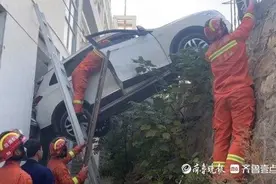 泰安一女司机忘拉手刹溜车卡在沟里，消防紧急救援图片