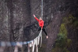 140米高空倒走如履平地！女飞人问鼎扁带挑战赛图片