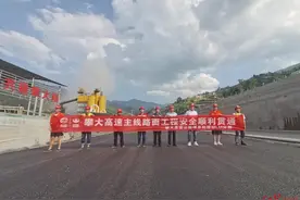 主线路面完成铺筑，攀枝花至大理高速（四川境）年底实现建成通车图片