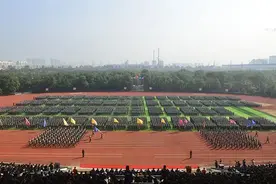在火热的青春中放飞人生梦想，烟台南山学院新生开学典礼举办图片