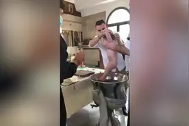 塞浦路斯一牧师暴力给婴儿做洗礼遭孩子父母投诉图片