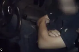 神操作！醉驾肇事后逃逸途中又撞车，司机竟直接停在路边睡着了视频封面