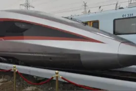 高铁创新里程碑！时速400公里可变轨动车组亮相图片