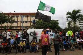 “在枪声中奔跑”尼日利亚数万人走上街头抗议，引发士兵包围枪杀，多人丧生图片