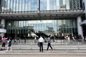 香港汇丰总行铜狮完成首阶段修复后拆封图片