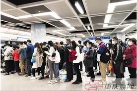 一边走路一边看手机，像不像你？图片