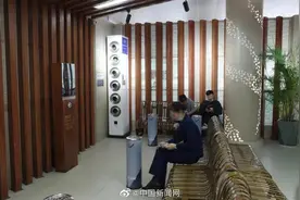 深圳一机场内设豪华吸烟区 对面就是母婴室图片