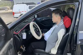 左手骨折，小伙缠着绷带高速上单手开车200多公里图片