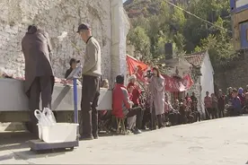 潍坊青州：老人节到了 她送老人一头肥猪图片