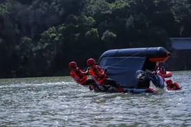 水上救援板眼多，来看看翻船自救是如何操作的图片