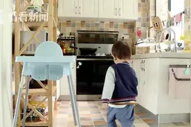 保姆揪2岁孩子耳朵进屋 宝妈看监控气疯了图片