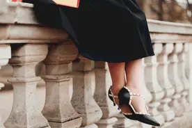 你穿3000块高跟鞋之前，能先把脚上的死皮撕了吗？图片