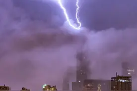 “特朗普连任，除非雷劈同一处两次”，话音刚落……图片