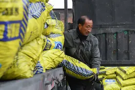 今秋冬中央财政补贴退坡后清洁取暖迎考验：如何严防散煤复烧图片