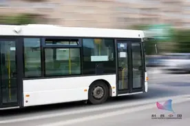 车窗上为啥总有一些小黑点？原来藏着大作用图片