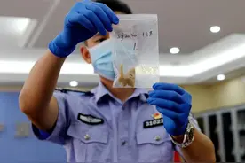 寄到宁波的邮包里，查出一颗虎牙、两颗狮子牙图片