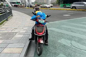 这张照片让人心酸！宁波闹市，外卖小哥趴在电动车上睡着了图片