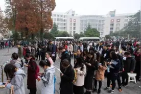 国考报名人数达157.6万，平均61人竞争1个职位视频封面