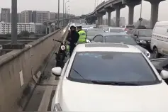 27辆摩托车进入成都高架桥被查 面临记3分罚款100元处罚图片
