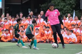 前国足队长杜威专门来杭州，和学军小学的同学们踢了场球图片